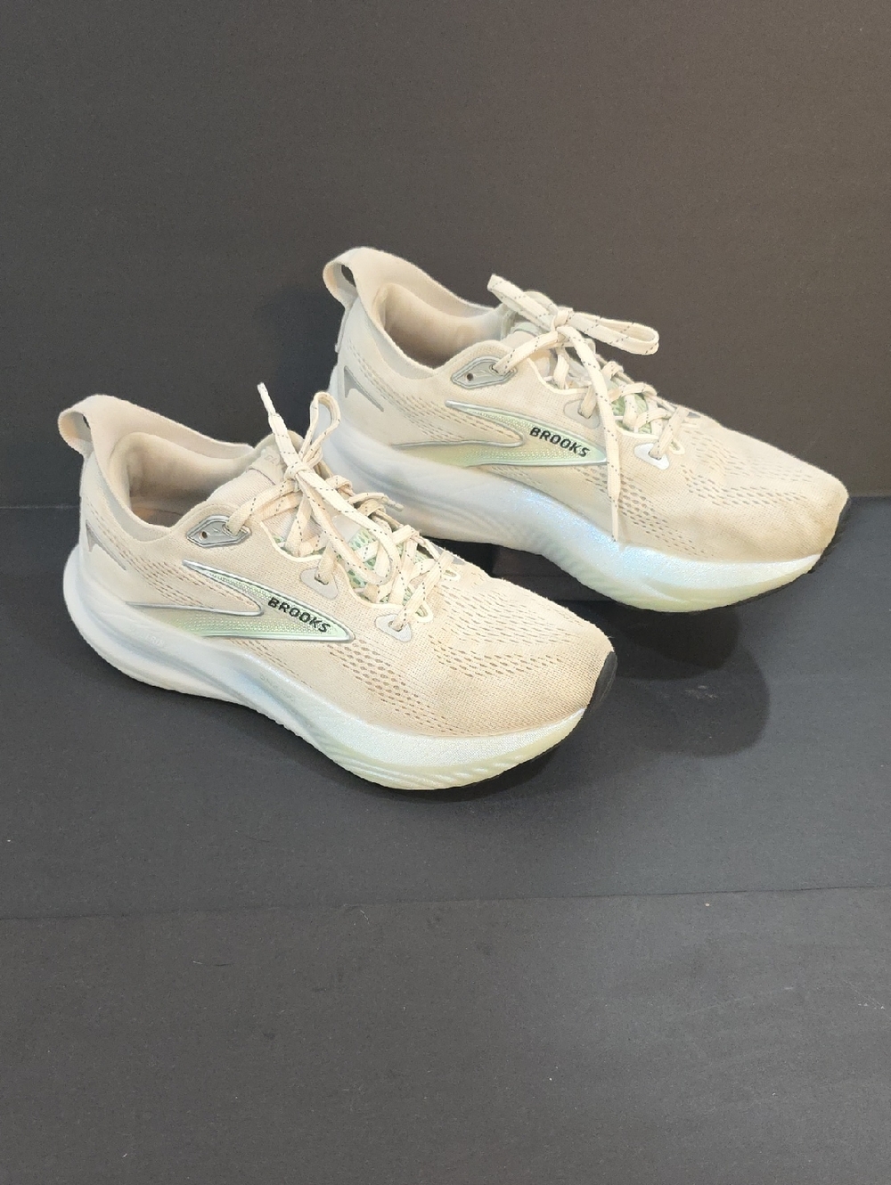 Brooks Glycerin 22 Womens Sneakers in Light Beige Light Green Tounge Size 8